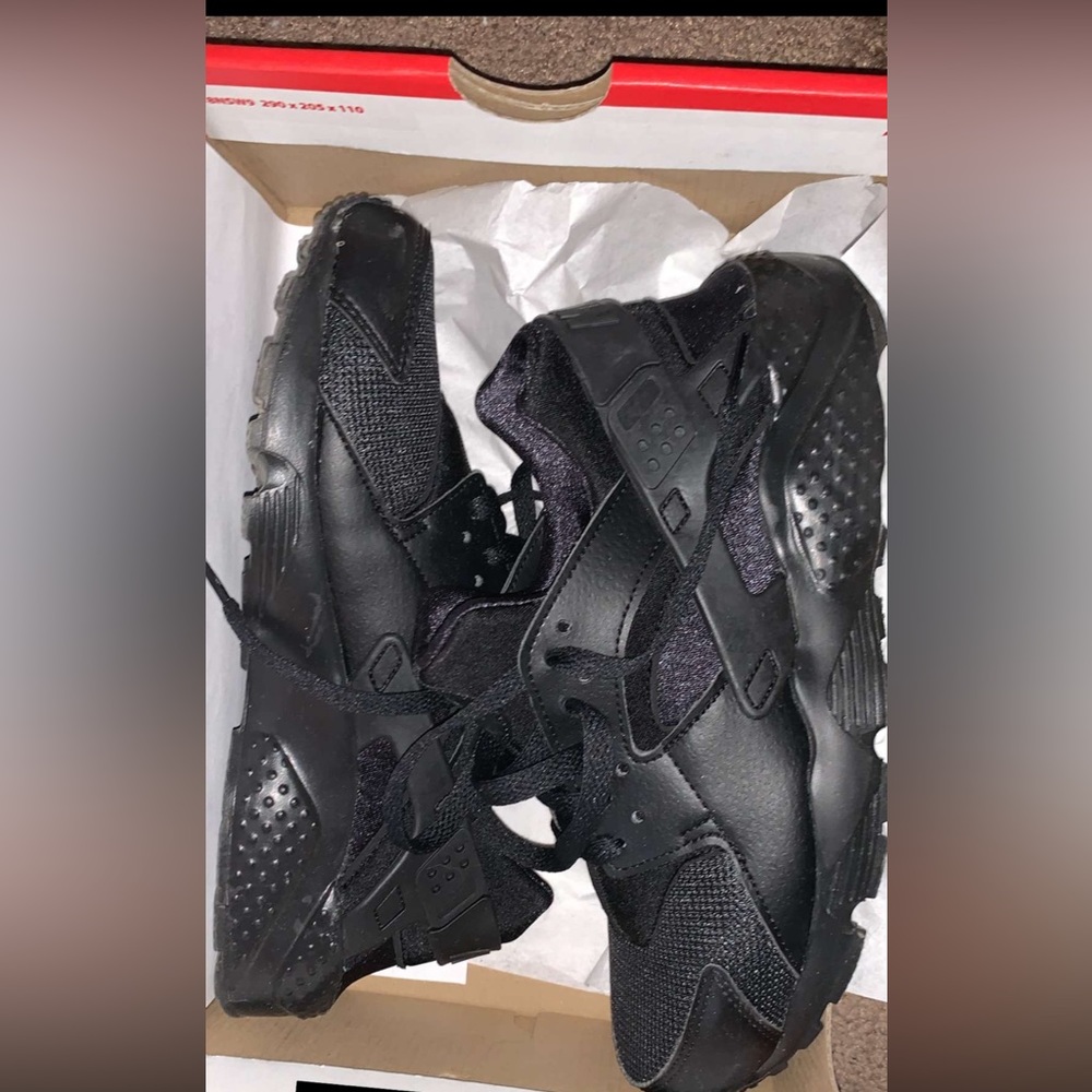 Worn once side youth 7 or women’s 8